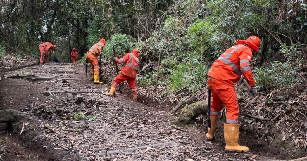 Foto que muestra trabajadores de Aguas Bogotá limpiando residuos