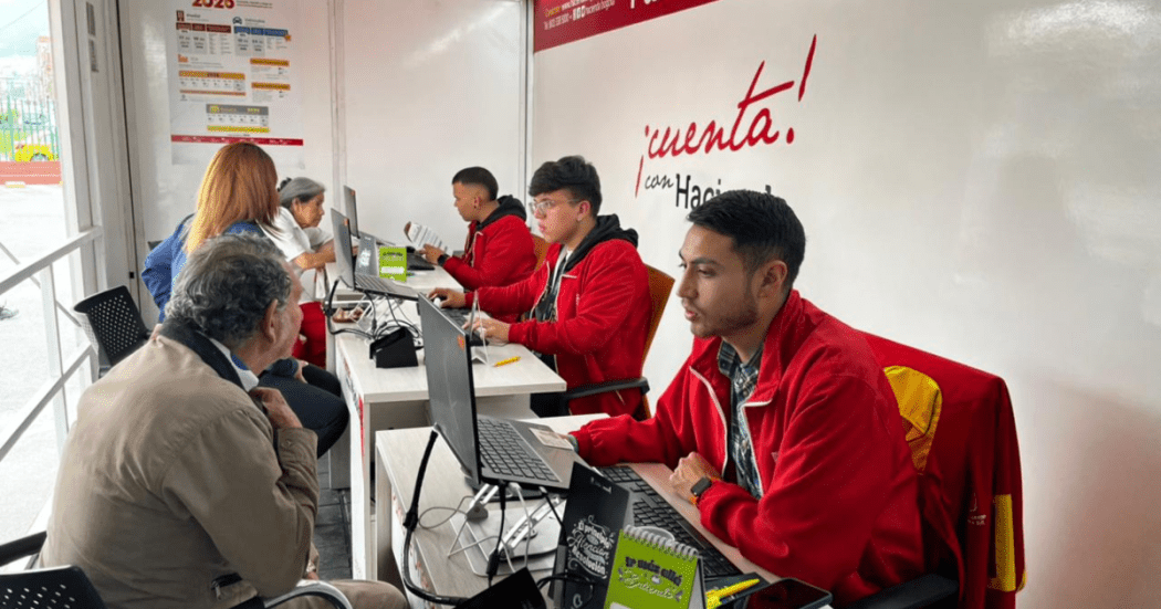 Imagen de funcionarios atendiendo a varias personas