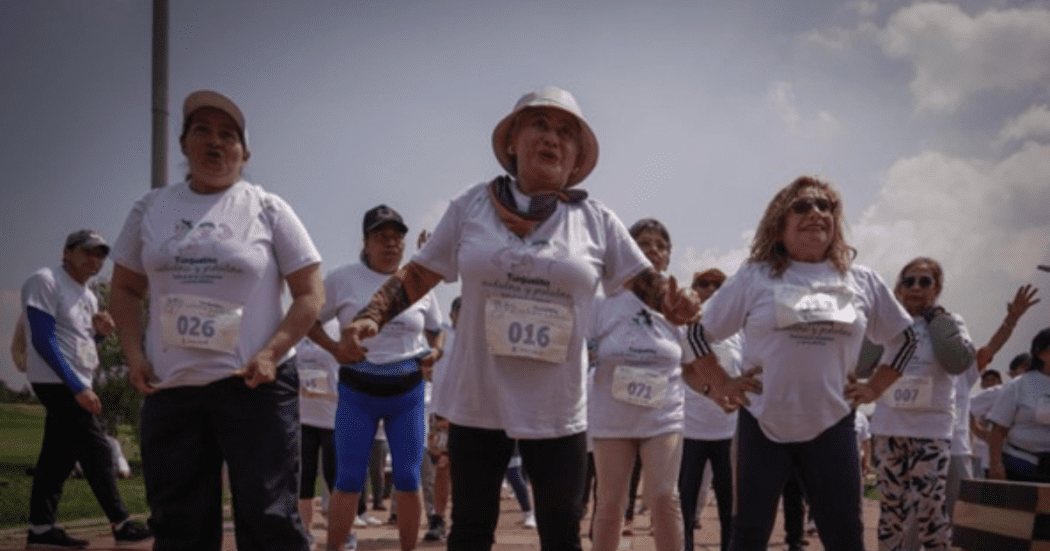 Imagen de tres adultas mayores haciendo ejercicio