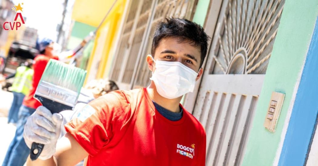 Foto que muestra una persona con una brocha en la mano 