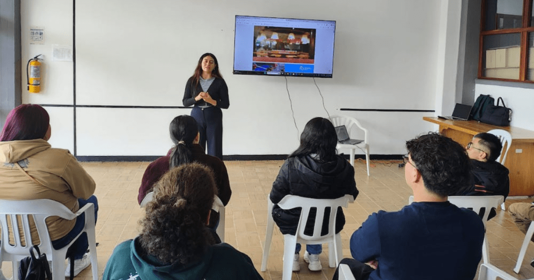 Imagen de una mujer dando una clase a jóvenes