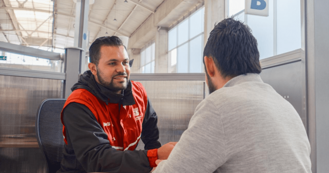 Foto de un funcionario ayudando a un ciudadano