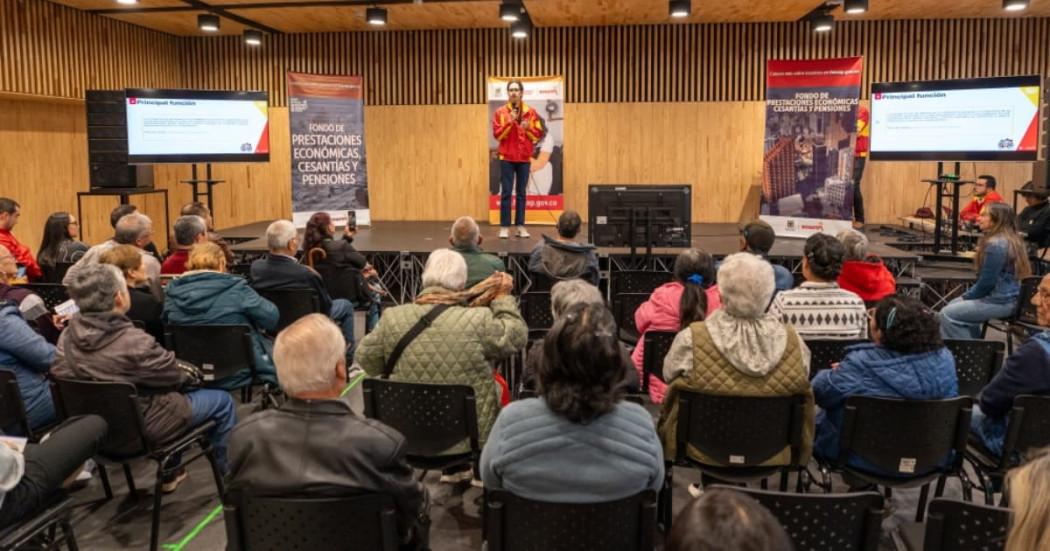 Funcionario del FONCEP en una tarima