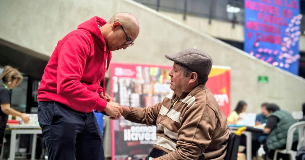 Imagen de un servidor con una persona con discapacidad