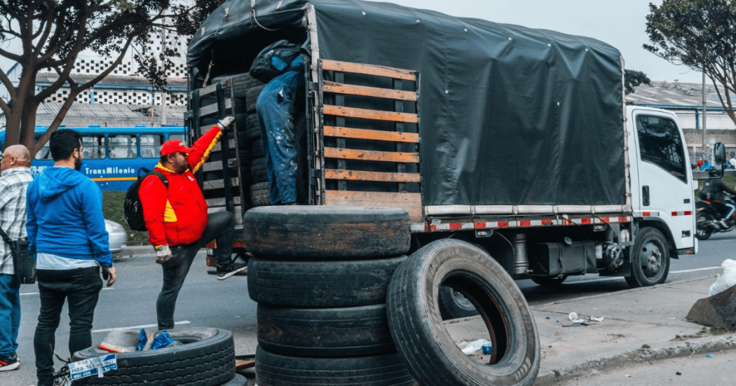 Foto de funcionarios del Distrito en jornada de llantatón