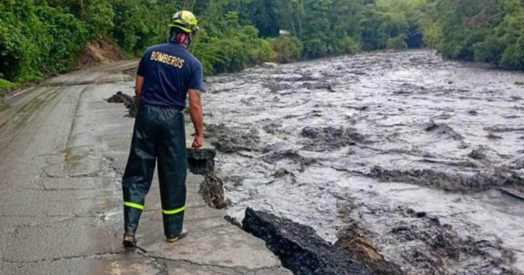 Una persona del Cuerpo Oficial de Bomberos revisando una inundación
