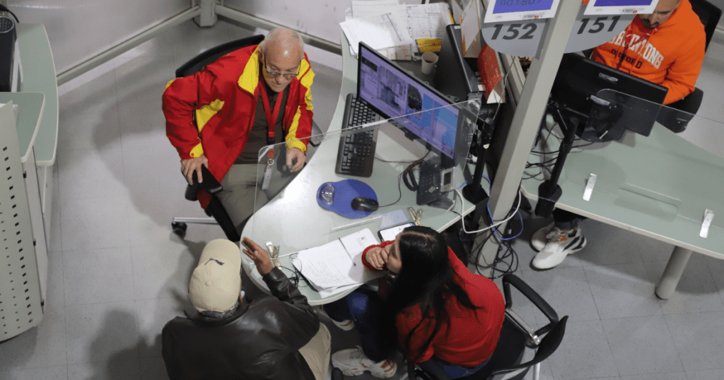 Foto de funcionarios del Distrito apoyando a un ciudadano 