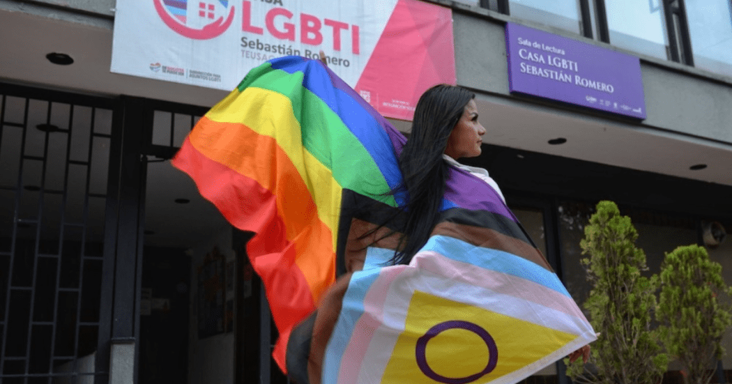 Imagen de una persona con la bandera LGBTI