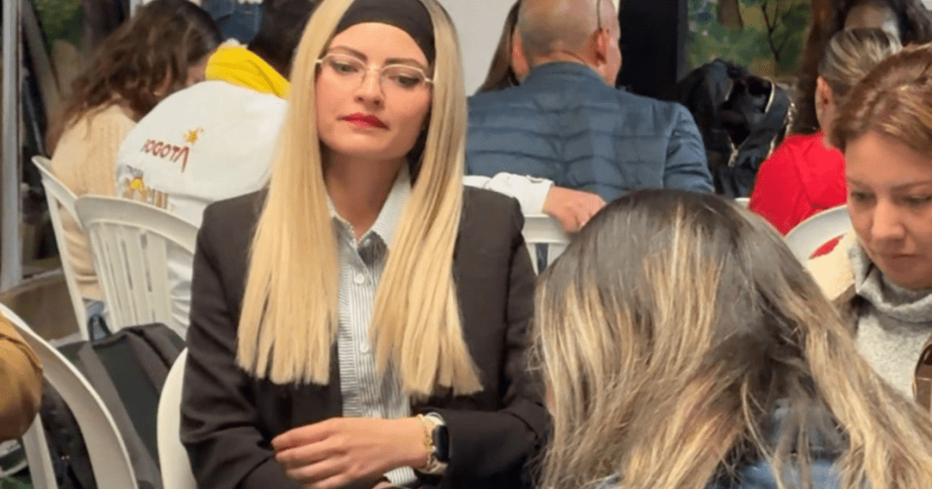 Imagen de varias personas dialogando en una mesa de trabajo