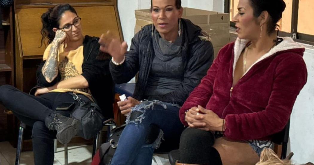 Mujeres conversando.