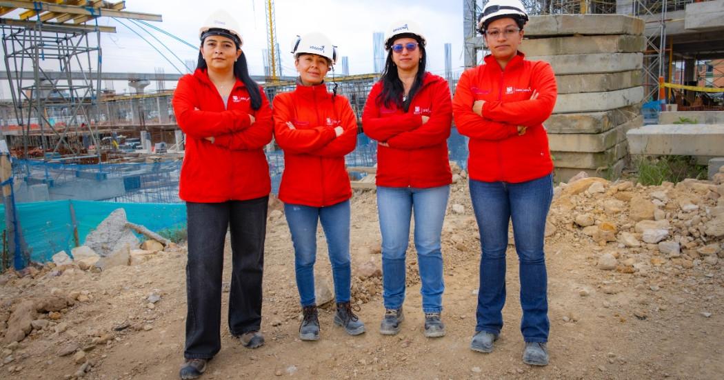 Cuatro mujeres con casco blanco sonriendo 