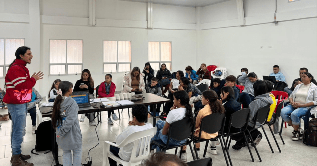 Foto de un grupo de niño en una charla con funcionarios