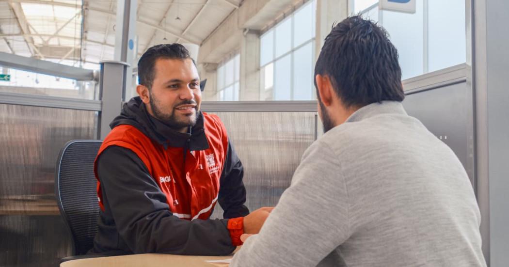 Funcionario de Hacienda atendiendo a un ciudadano.