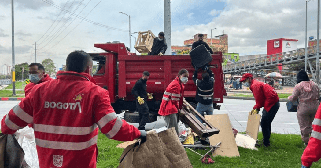 Foto de funcionarios del Distrito en jornada de embellecimiento