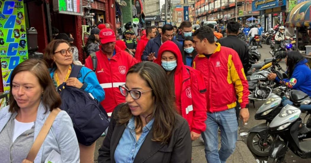 Funcionarios de la alcaldía local en operativo 