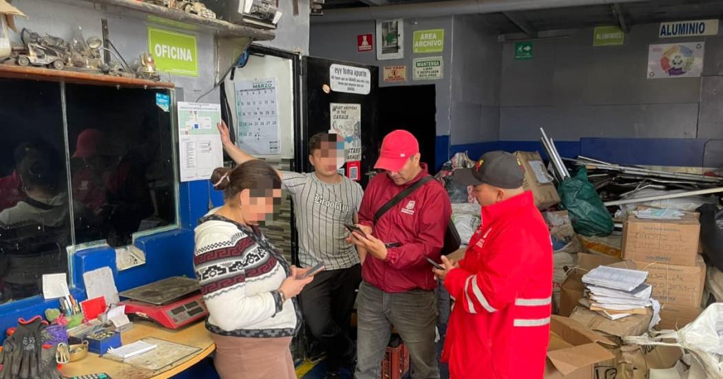 Funcionarios de las entidades durante el operativo en Barrios Unidos