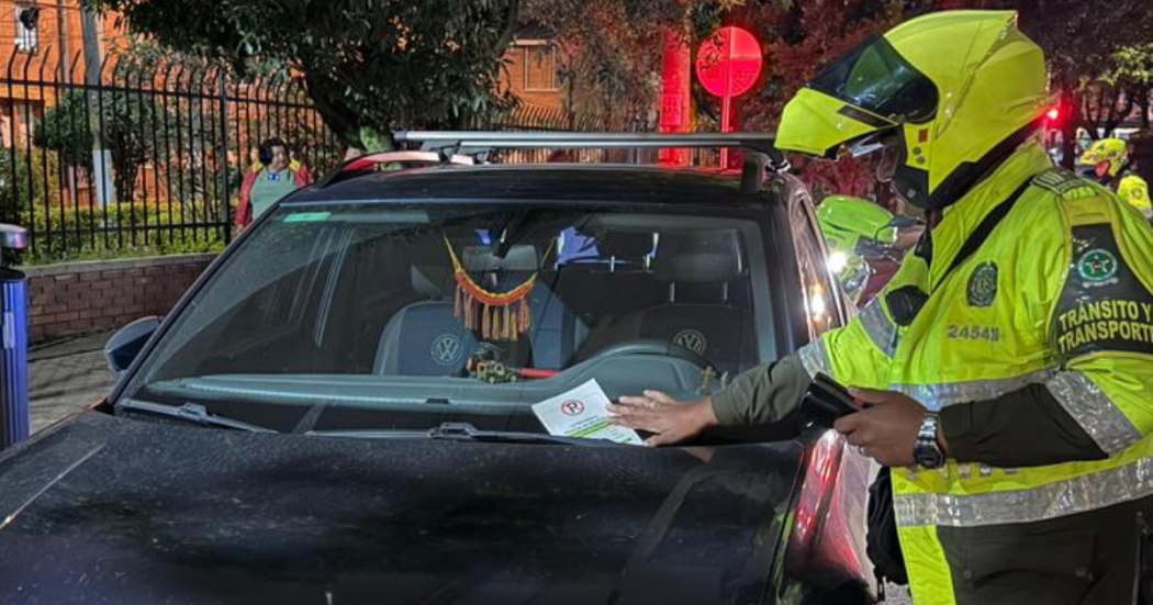 foto de un policía en un operativo en Bogotá 