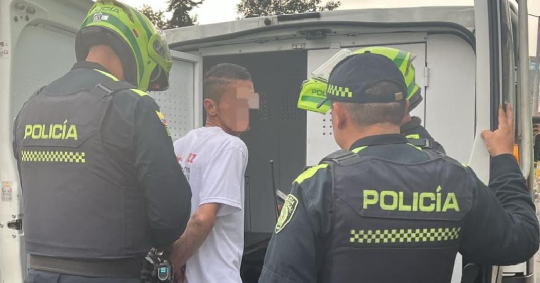 Hombre capturado por dos policías