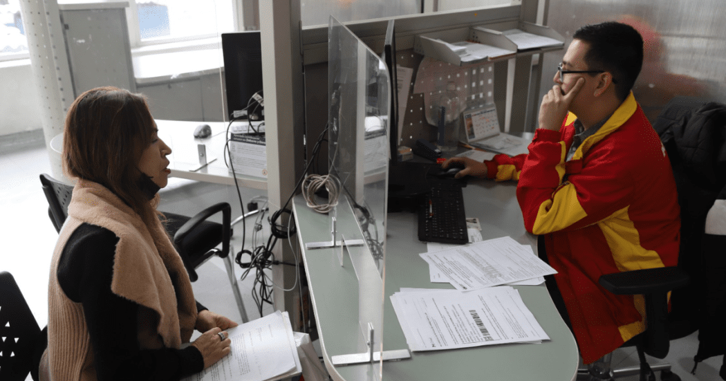 Foto de un funcionario ayudando a un ciudadano