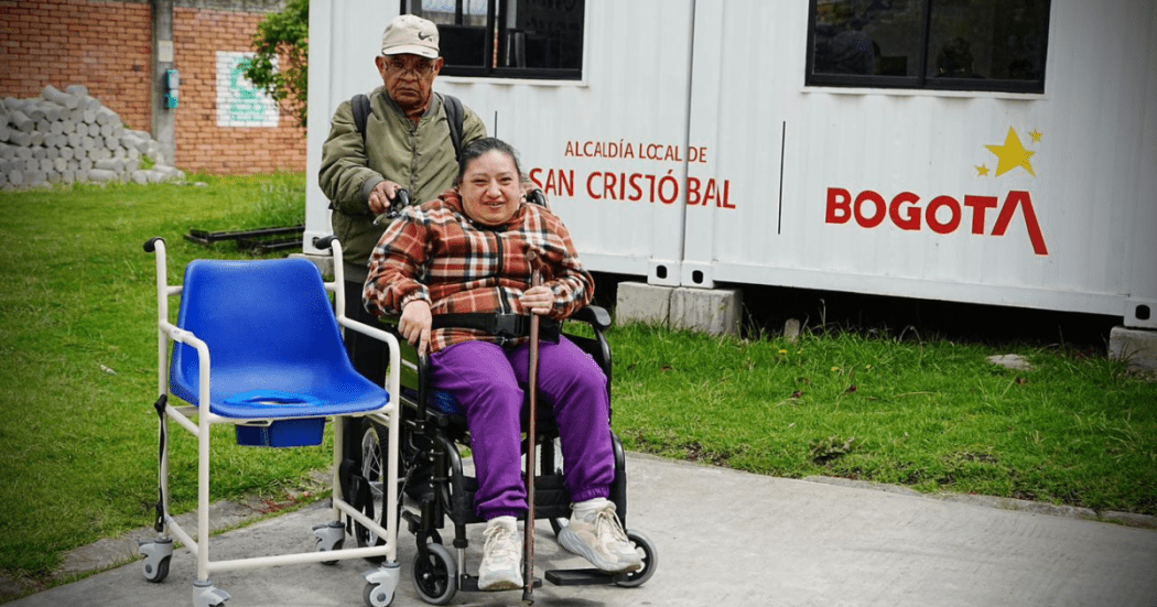 Imagen de un señor y una señora en silla de ruedas