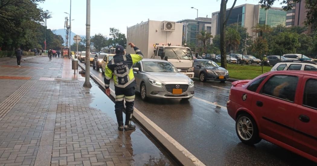Foto que muestra vehículos andando por las calles