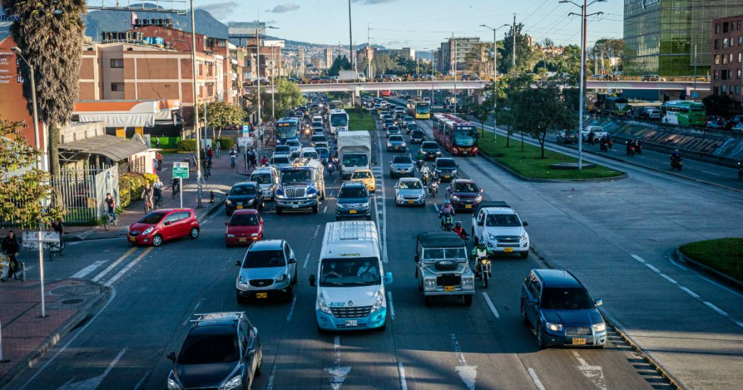 Imagen de una via de Bogotá en la que circulan diferentes tipos de vehículos