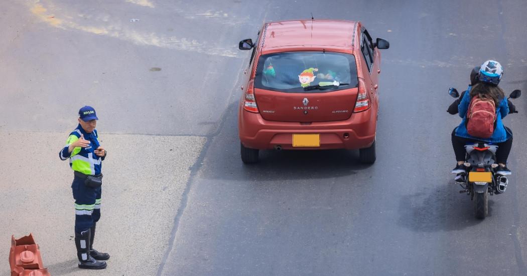 Foto que muestra un carro y una moto andando 