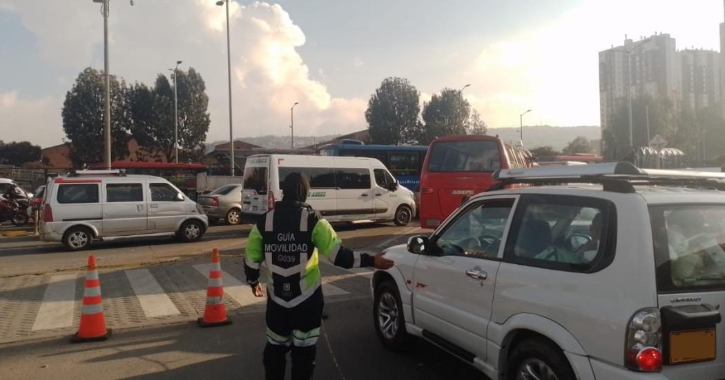 Foto que muestra vehículos circulando por calles de Bogotá.