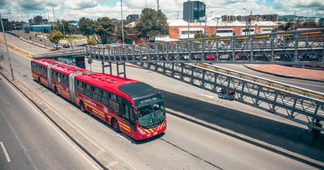 Foto de un bus de TransMilenio en una vía de Bogotá