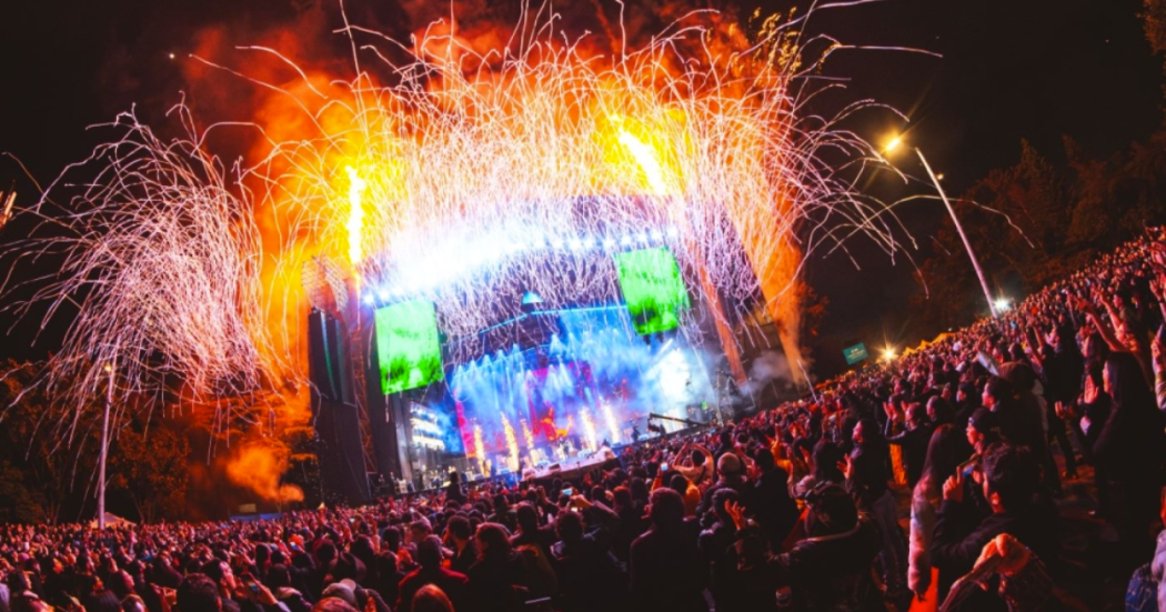 Imagen panorámica de uno de los Festivales al Parque en la que se observa de lejos una gran tarima.