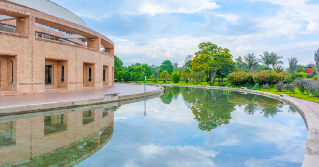 Imagen panorámica del lago de la Biblioteca Virgilio Barco en Bogotá. 