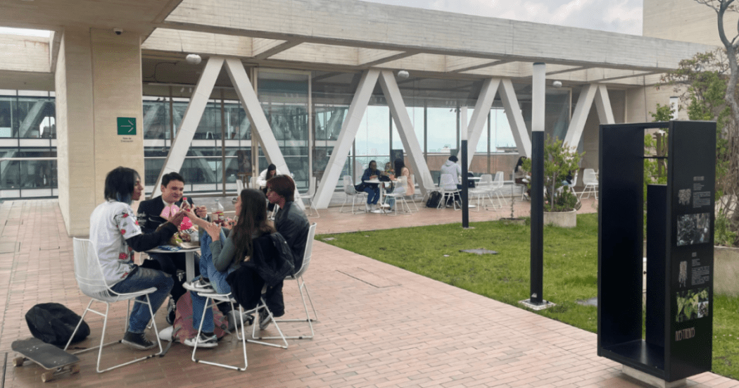 Imagen de varias personas disfrutando los servicios del CEFE CHapinero.