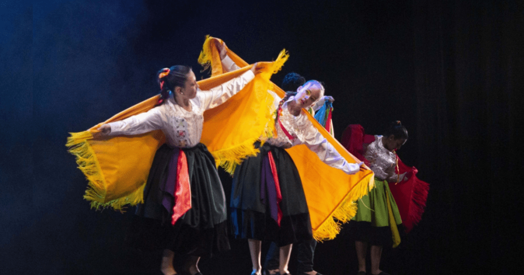 Imagen de un grupo de danza en presentación de Culturas en Común.