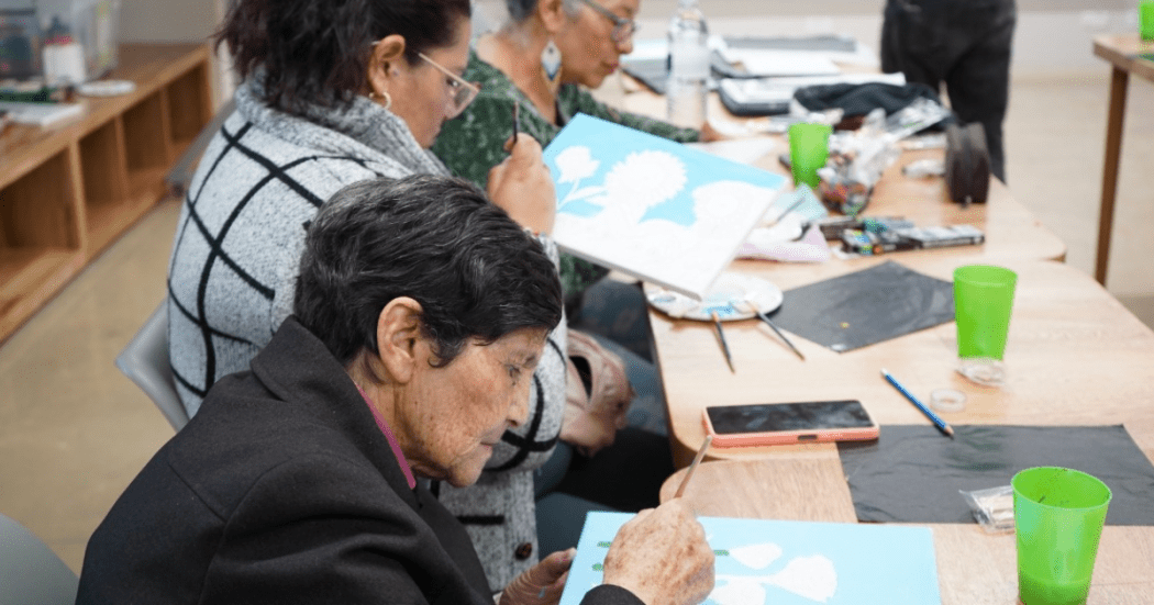 Imagen de varias mujeres adultas tomando el taller.