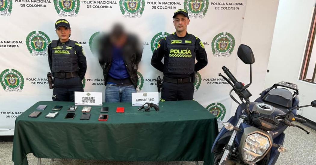 Motoladrón capturado en medio de uniformados y material incautado