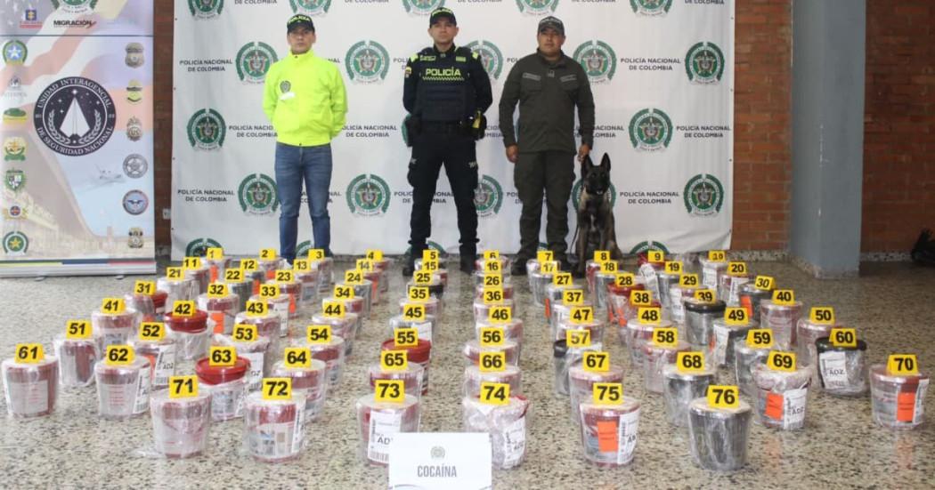 Policías, perro París y droga incautada en aeropuerto El Dorado.