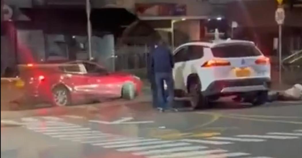 Carro rojo con placas falsas usado para el hurto; a la derecha, el vehículo hurtado.
