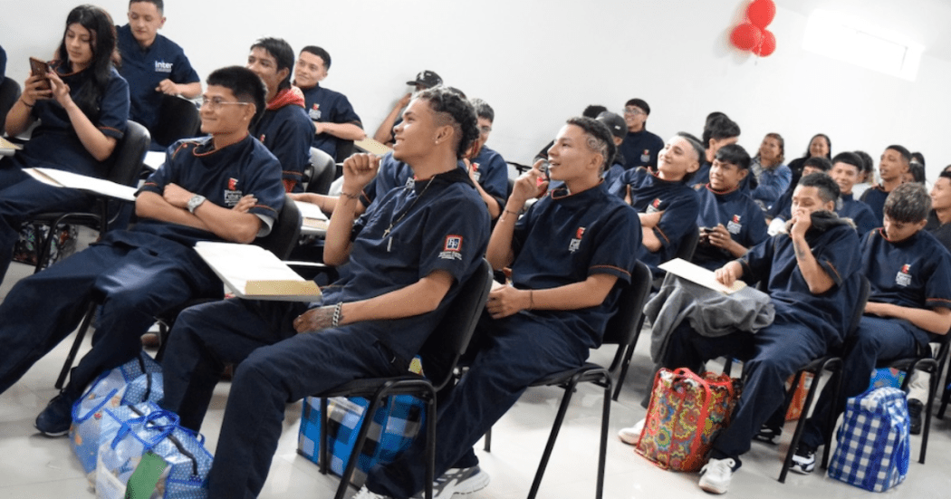 Imagen de jóvenes en una aula de clases