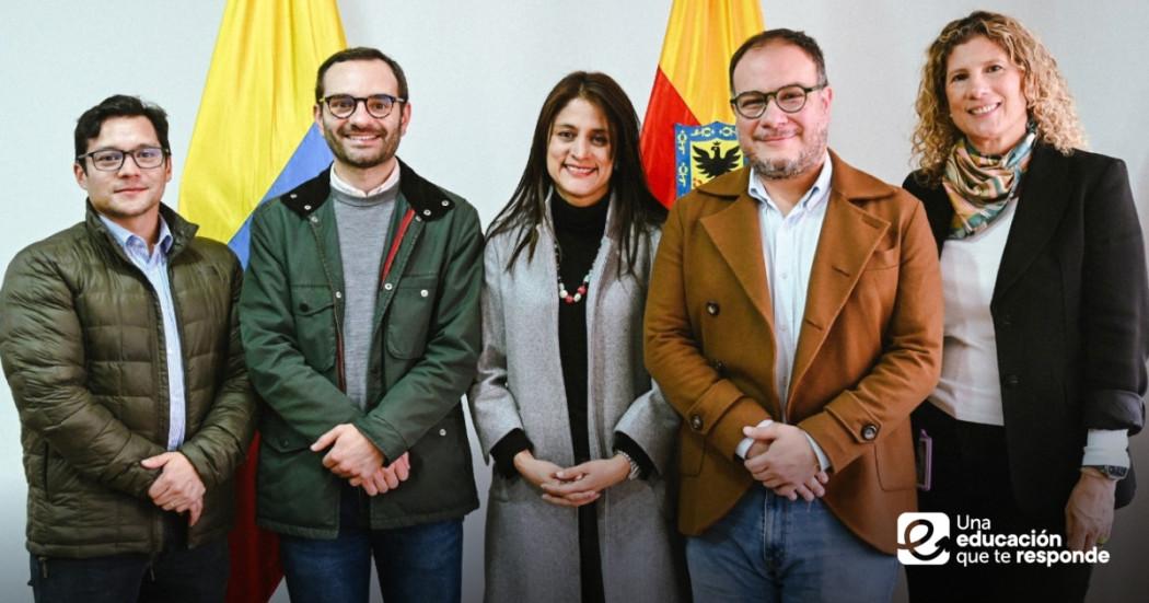 Foto que muestra cinco personas sonriendo 