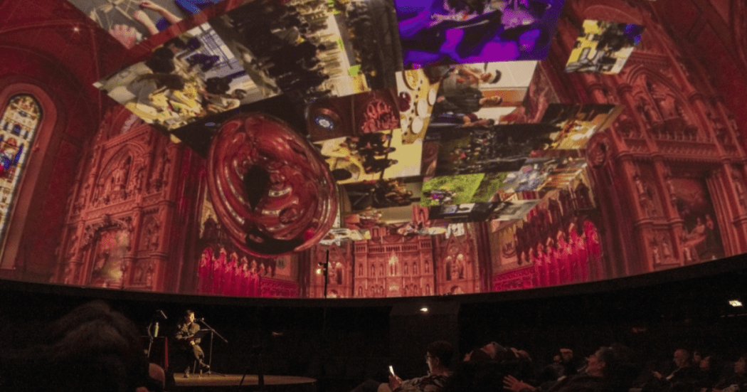 Imagen de personas en un salón durante el trabajo de campo para presentar las memorias.