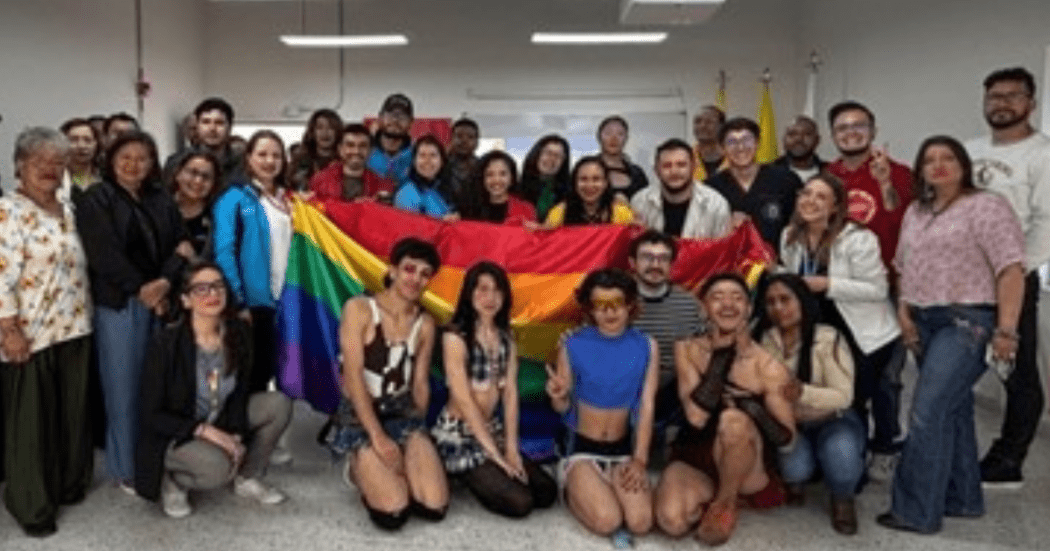 Imagen de varias personas posando para la foto