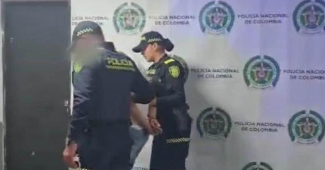 Foto de agentes de policía con persona capturada