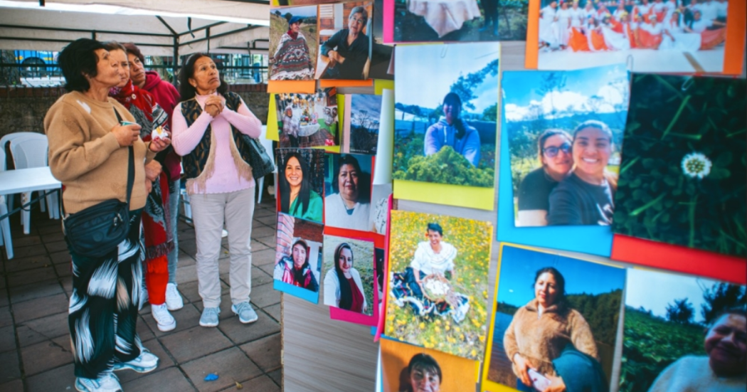 Imagen de varias mujeres disfrutando de uno de los espacios de la celebración de su día en Bogotá. 