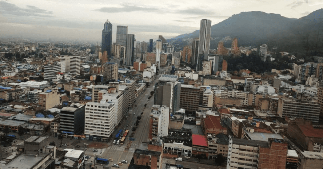 Imagen panorámica de Bogotá en la que se aprecia un día opaco.