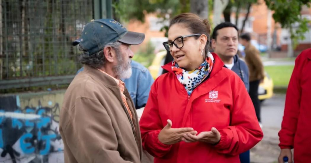 Foto que muestra a dos personas hablando