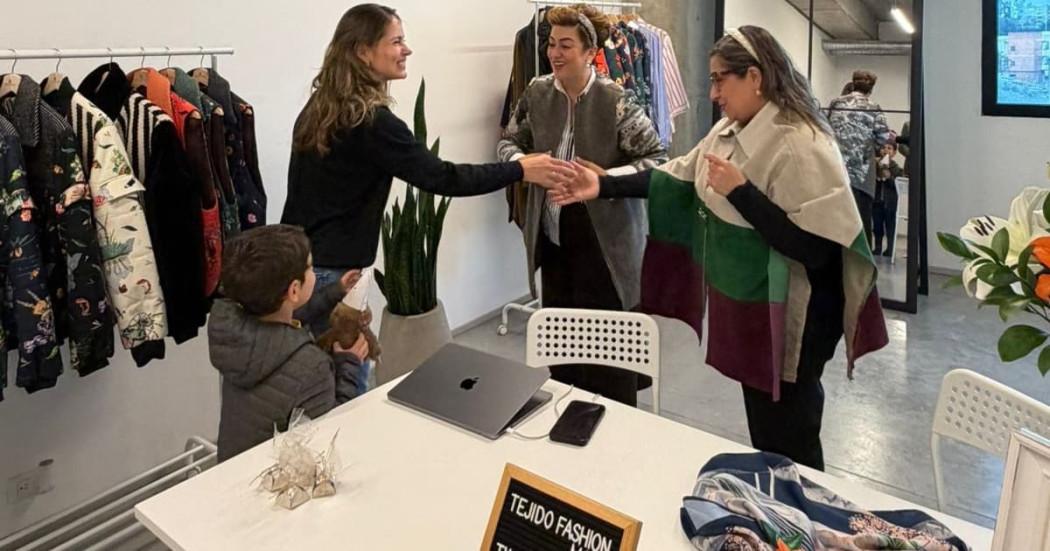 La primera dama Carolina Deik saludando a una mujer de Tejido Fashion Mart