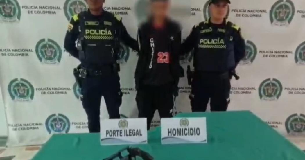 Persona capturada con dos policías
