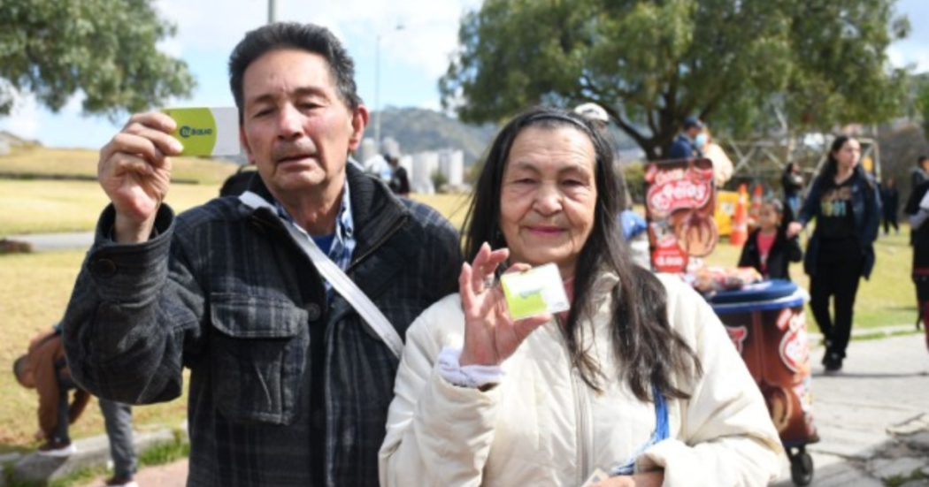 Imagen de dos personas mayores mostrando la Tarjeta Tu Llave