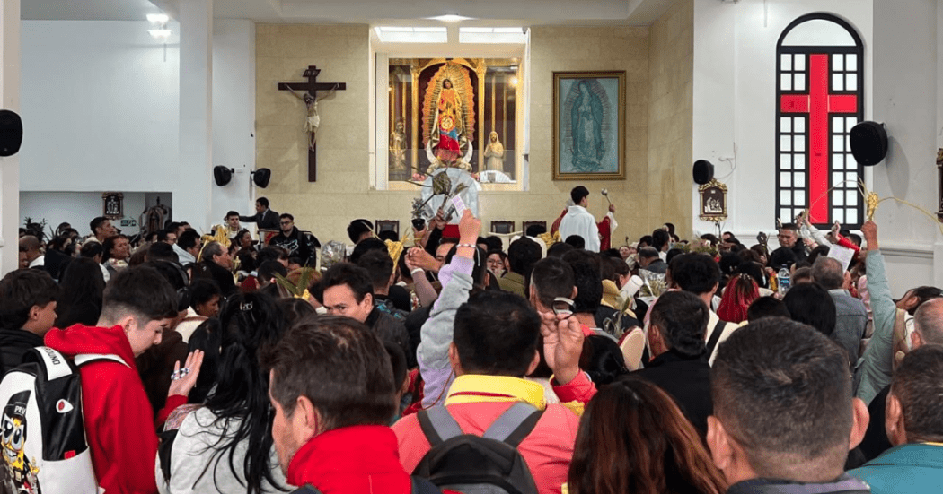 Foto de unas personas en una iglesia