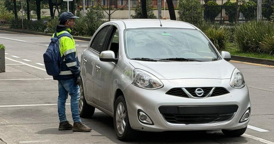 Foto de un carro en una Zona de Parqueo Pago.